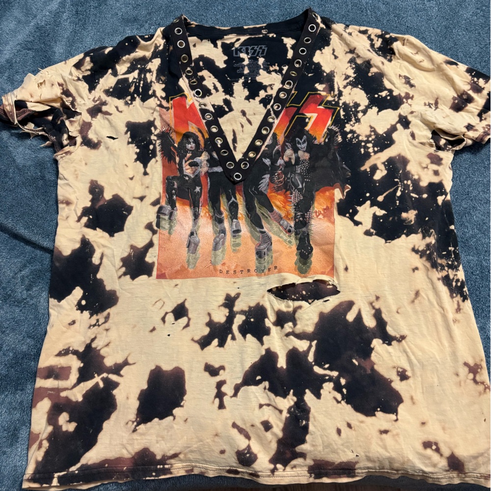 Kiss Black and Cream Graphic Tee